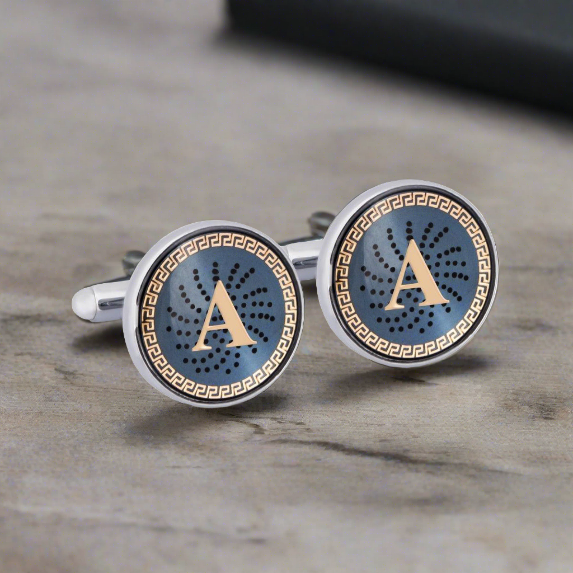 ONLINE EXCLUSIVE 金色 Monogram 漆面袖扣